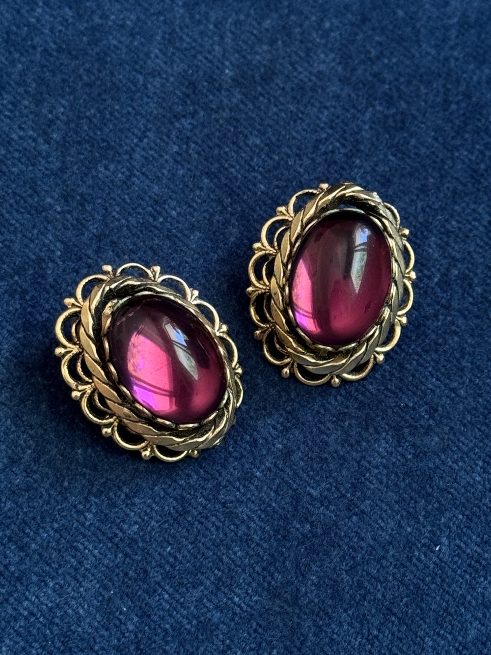 Stunning‎ Vintage Purple Cabochon Glass Gold tone Clip on Earrings